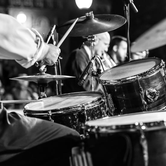 Band, trommer i front